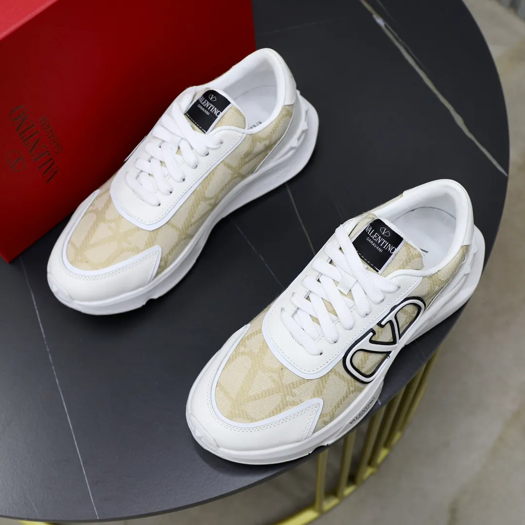 Men's shoes 💰480💰VALENTINO/Valentino 2024s men's latest low-top thick-soled sports shoes are shipped. Made with heavy industry, men's fine casual sports shoes, versatile style. Original leather, rubber lines embellished with geometric segmented uppers, hand-sewn, novel and fashionable, rubber soles with rivet details on the front and back, VALENTINO GARAVANI LOGO printed on the side, and Valentino decorative inlay on the tongue. Garavani Logo, comfortable, breathable and durable! Comes with full original packaging! Code number: 38-39-40-41-42-43-44 (45 can be customized)